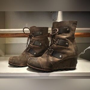 Women's Sorel Joan of Arctic Wedge Mid Waterproof Leather Boots size 8. Used